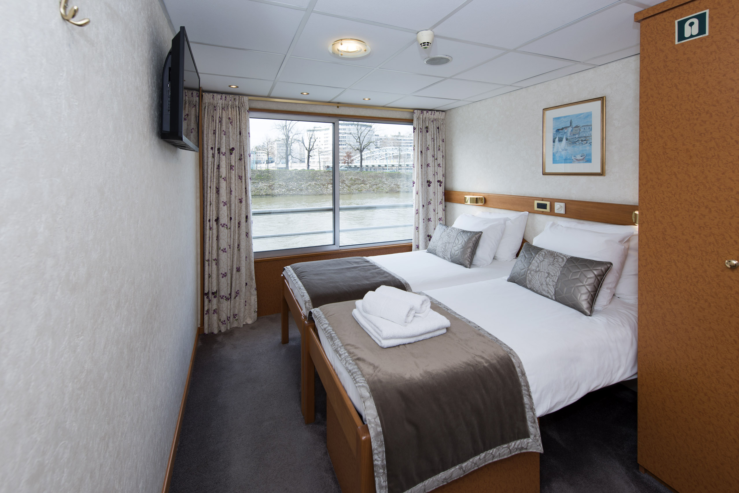 CroisiEurope MS Botticielli Superior Cabin 2.jpg